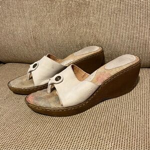 Born Sandals Wedges Thong Flip Flops Cream  Leather Women's Size 10